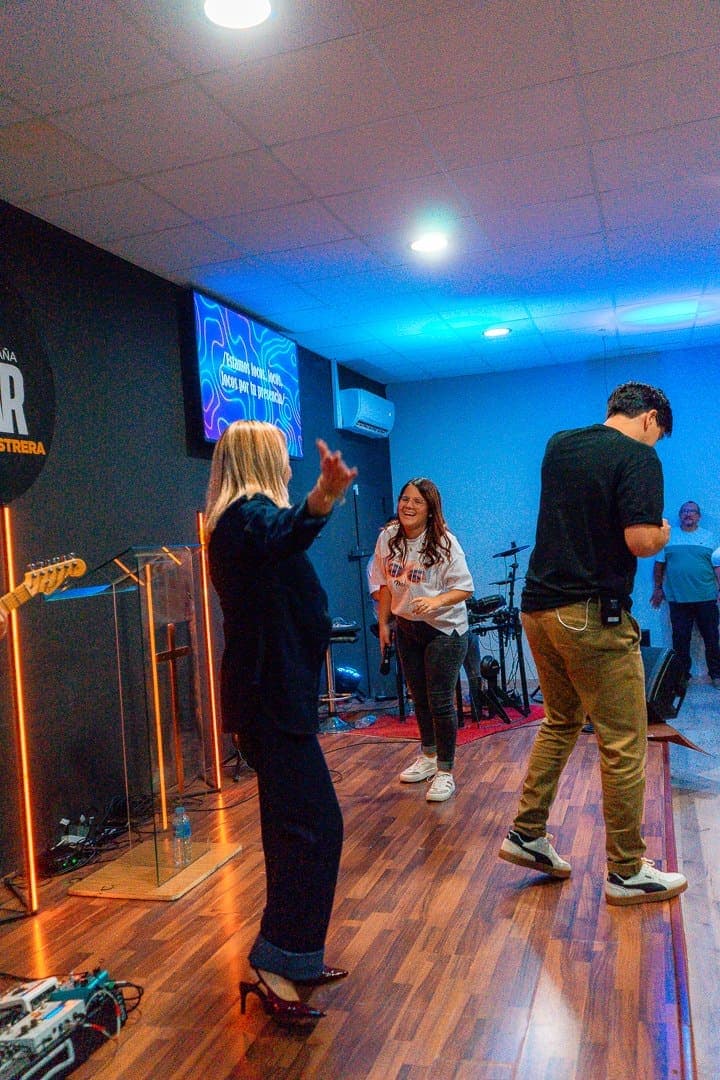 Un momento de adoración durante un servicio en Vida Nueva Reus
