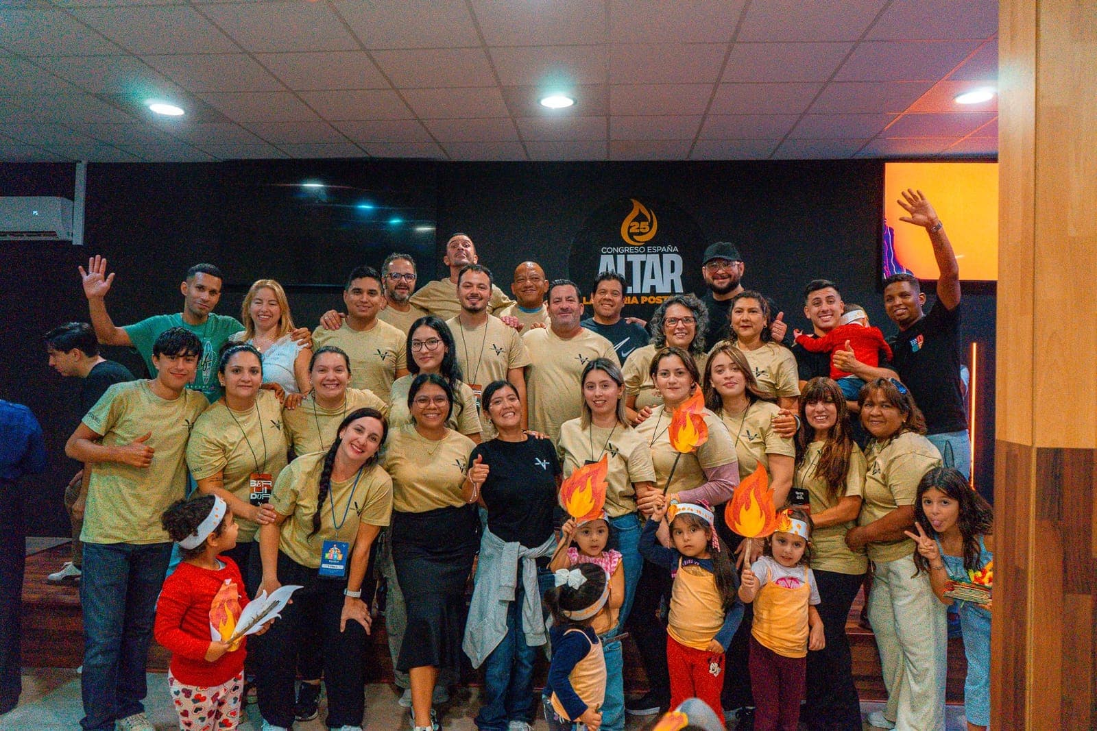 El equipo de servidores de Vida Nueva Reus al completo, posando delante del cartel de ALTAR 2025 junto a los niños del ministerio infantil