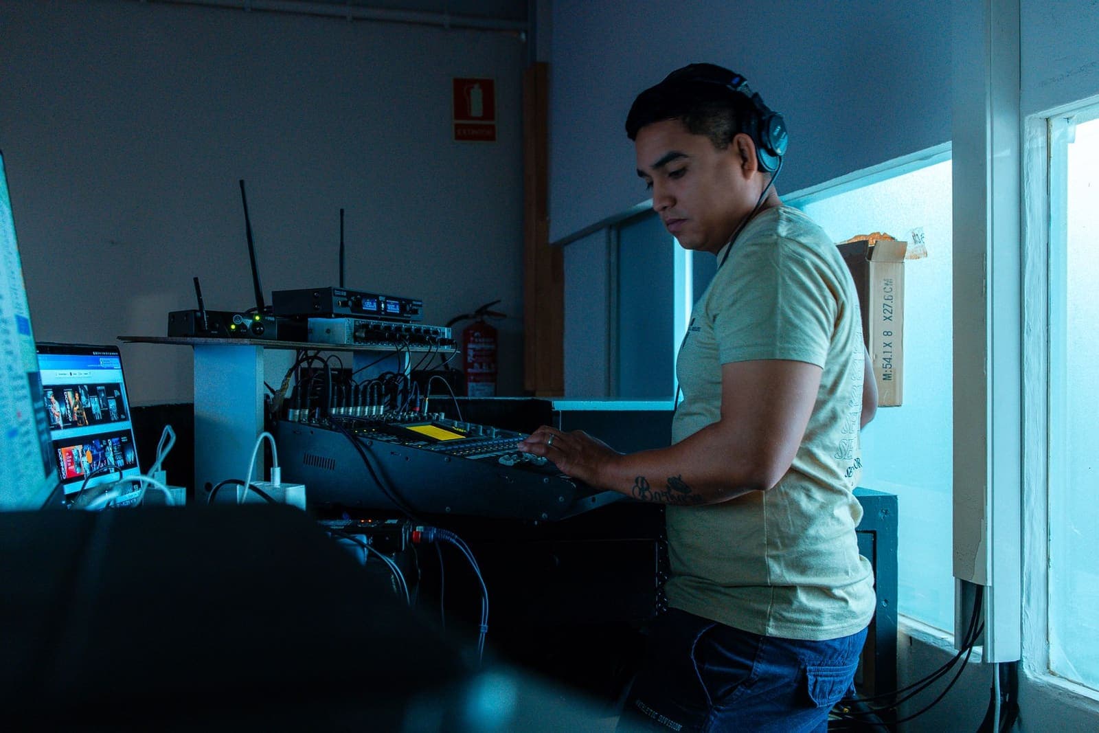 El técnico de sonido trabajando en la mesa de mezclas