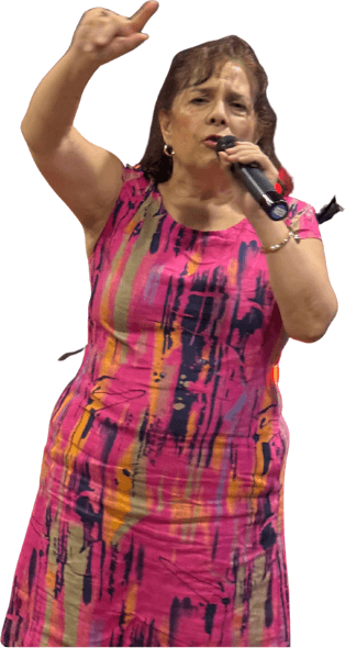 La pastora Nely Llanes hablando con un micrófono y la mano levantada